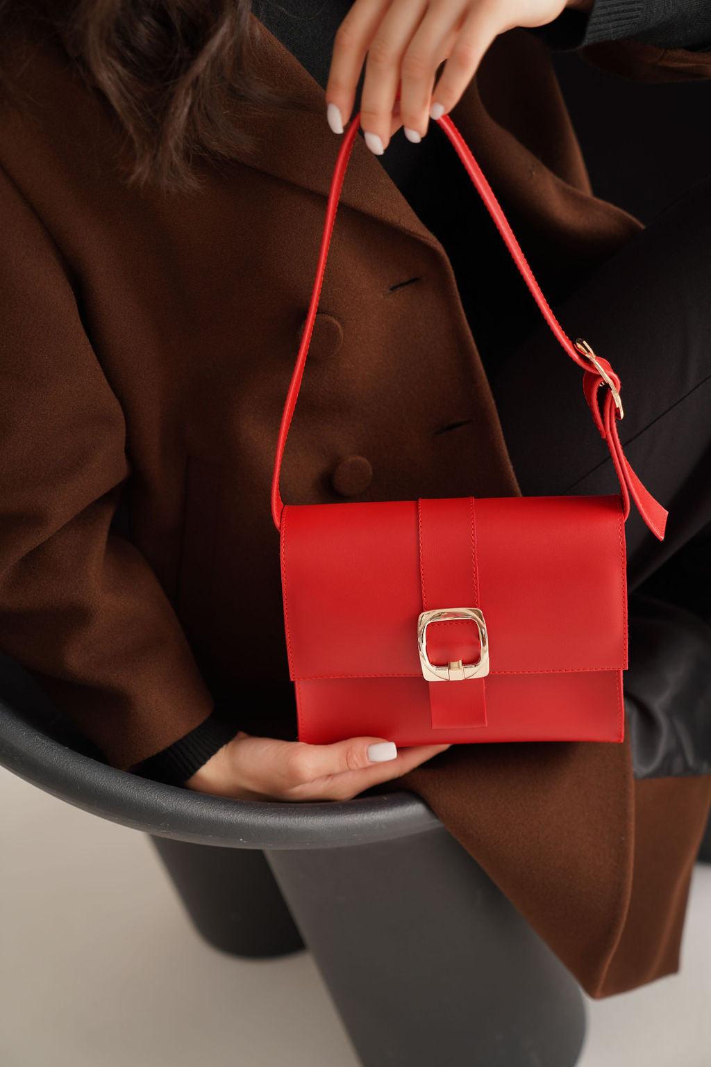 ჩანთა ოქროსფერი მეტალის დეტალებით