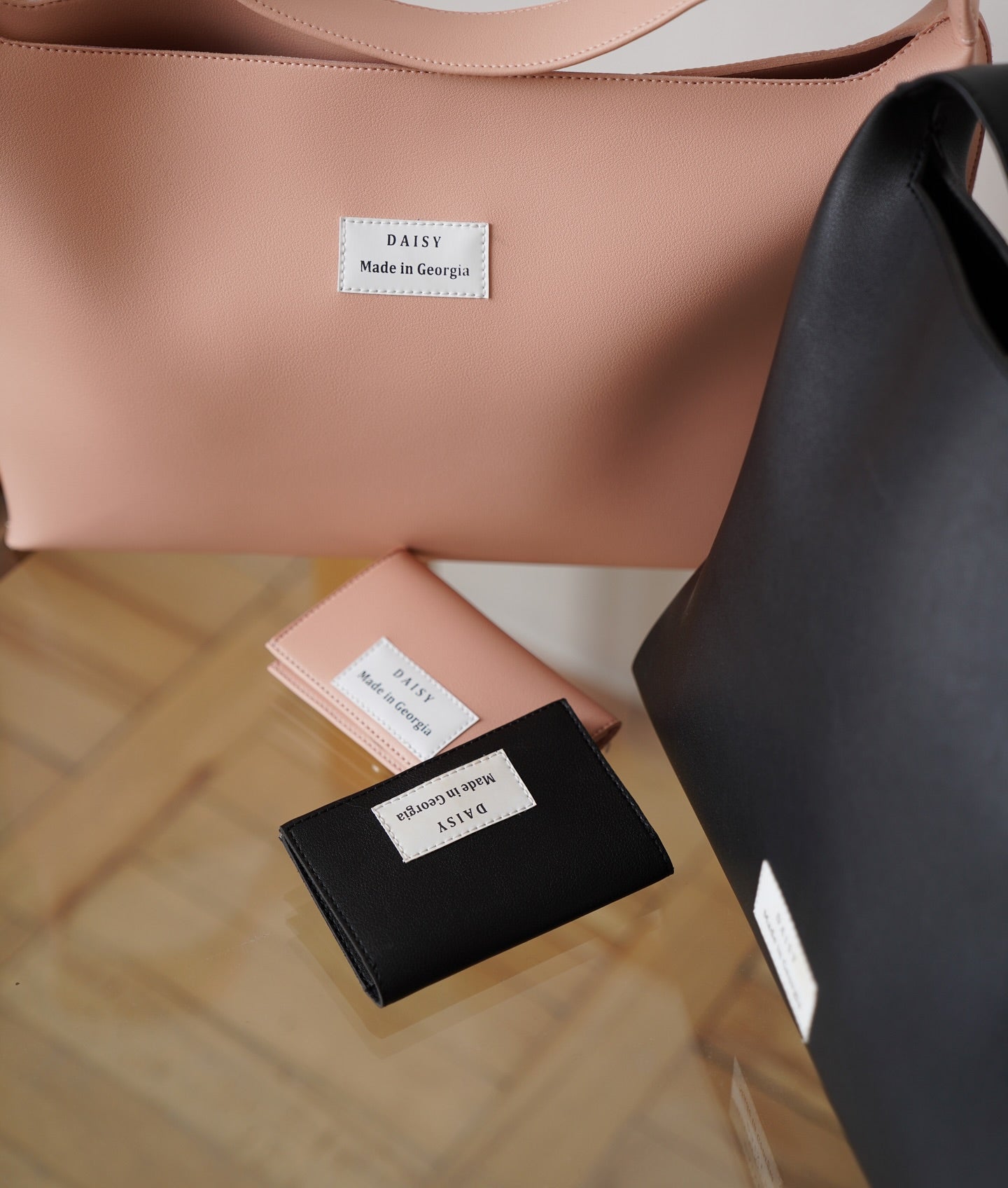 ტყავის ჩანთა და ბარათების სათავსო