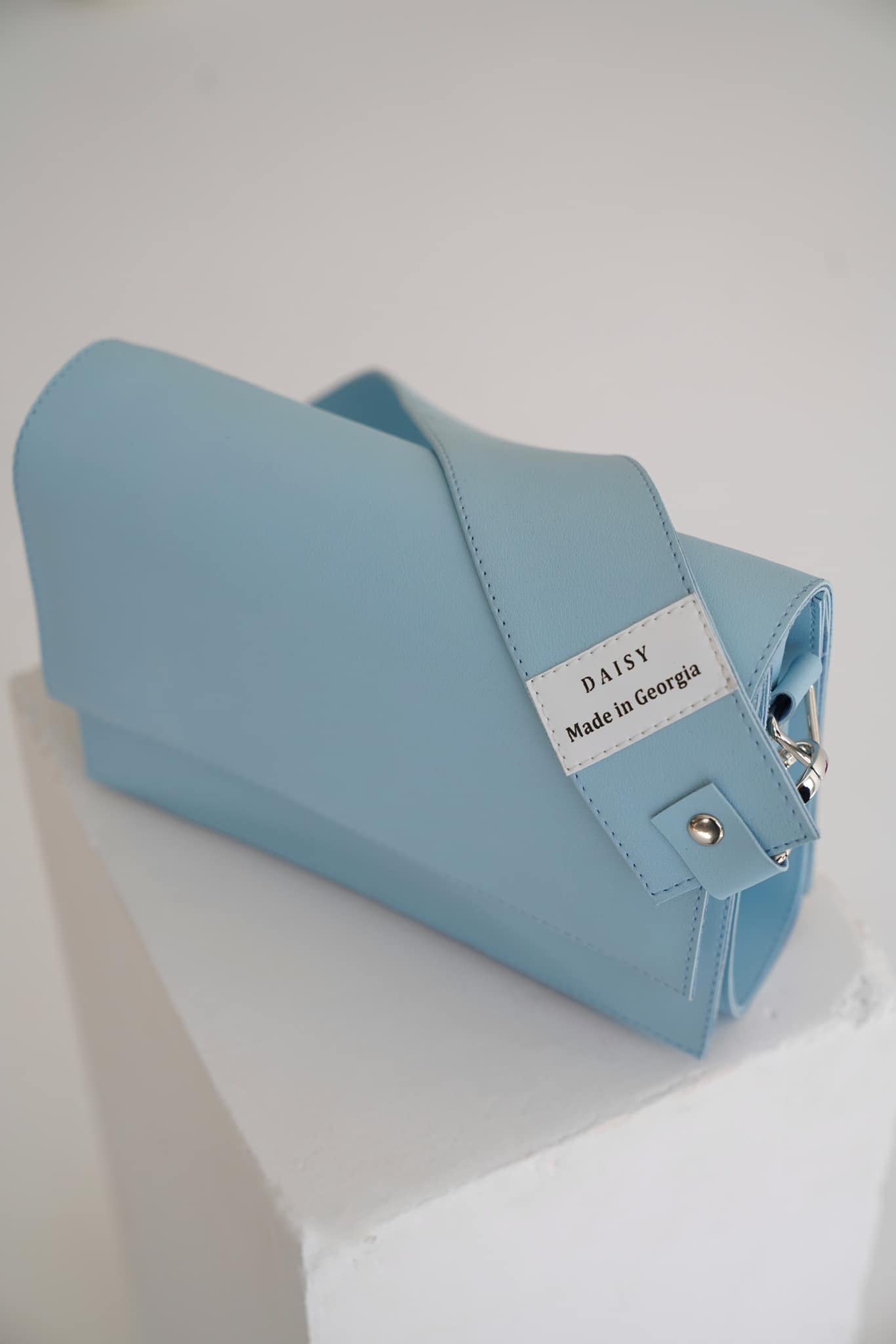 ცისფერი ტყავის ჩანთა