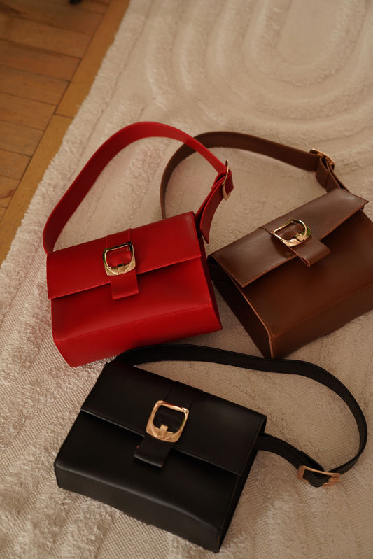 ჩანთა ოქროსფერი მეტალის დეტალებით