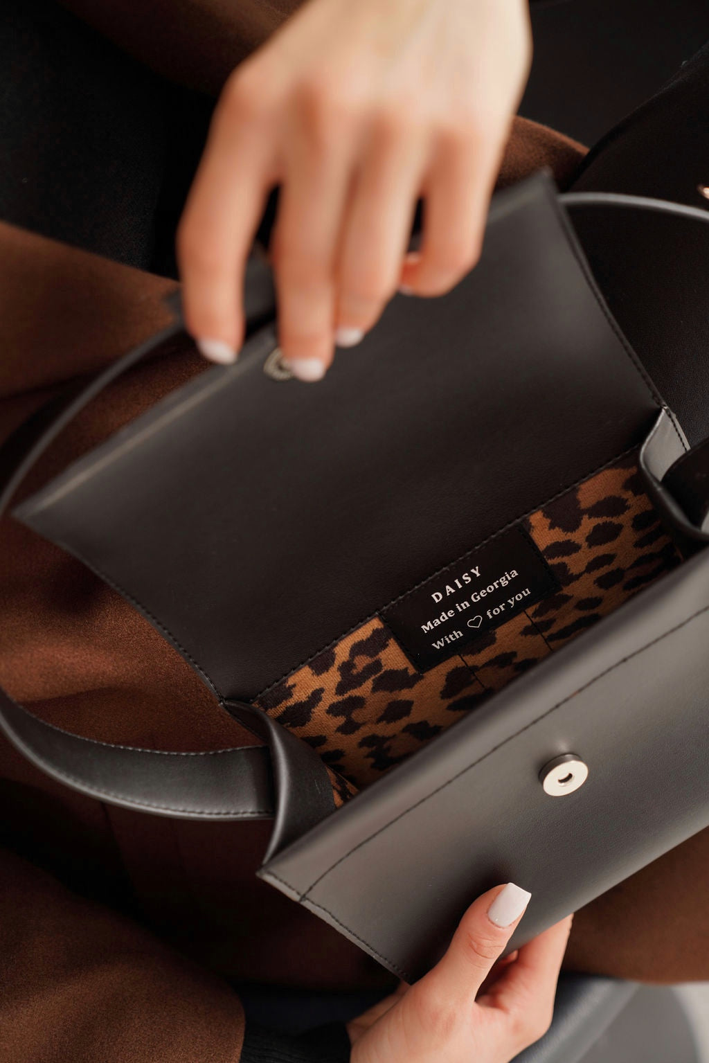 ჩანთა ოქროსფერი მეტალის დეტალებით