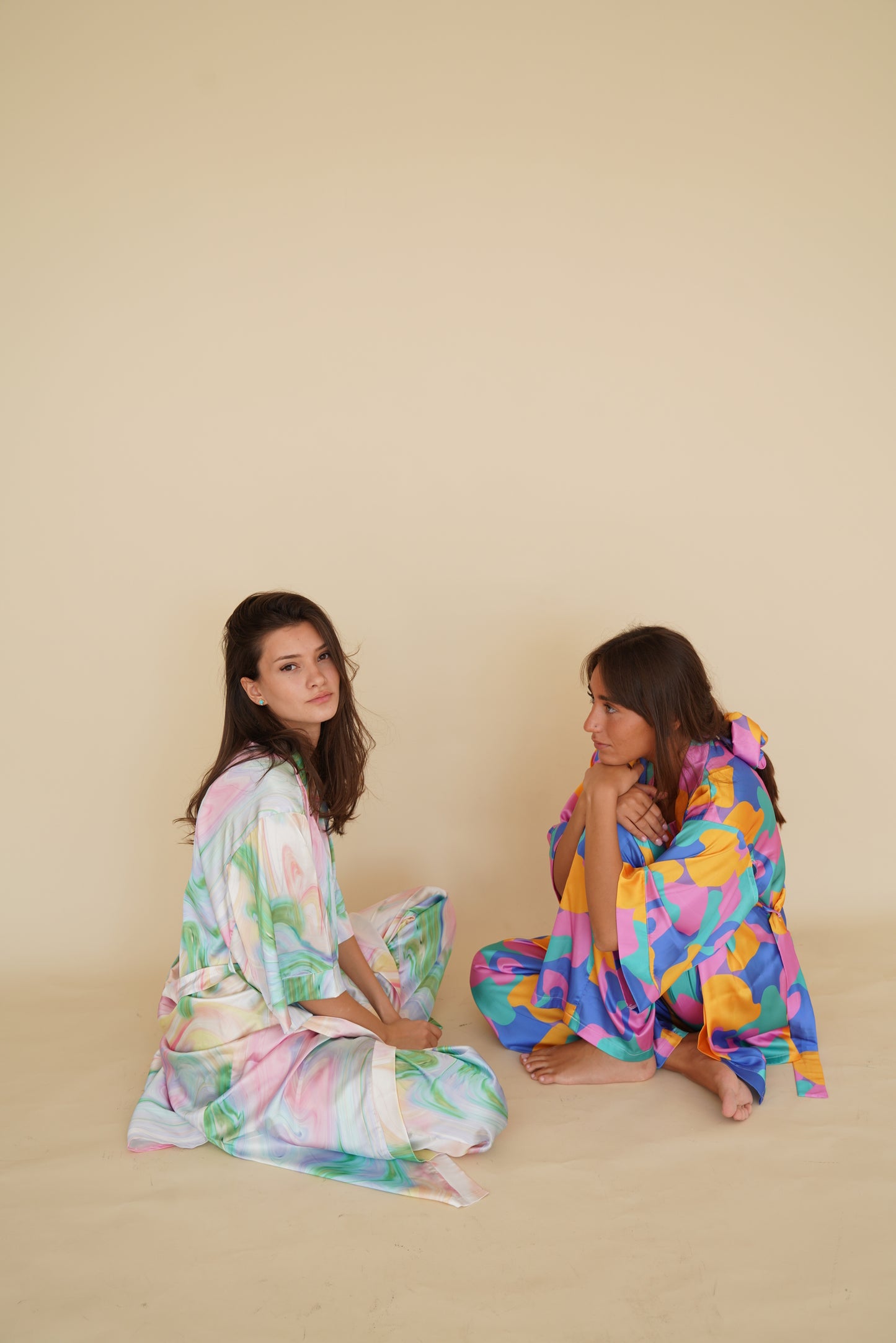 აბრეშუმის საღამური ფერადი ორნამენტებით