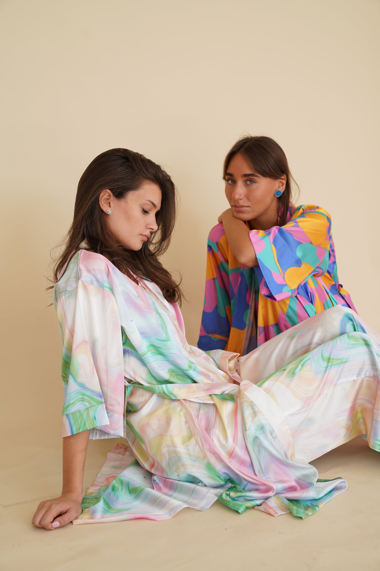 აბრეშუმის საღამური ფერადი ორნამენტებით