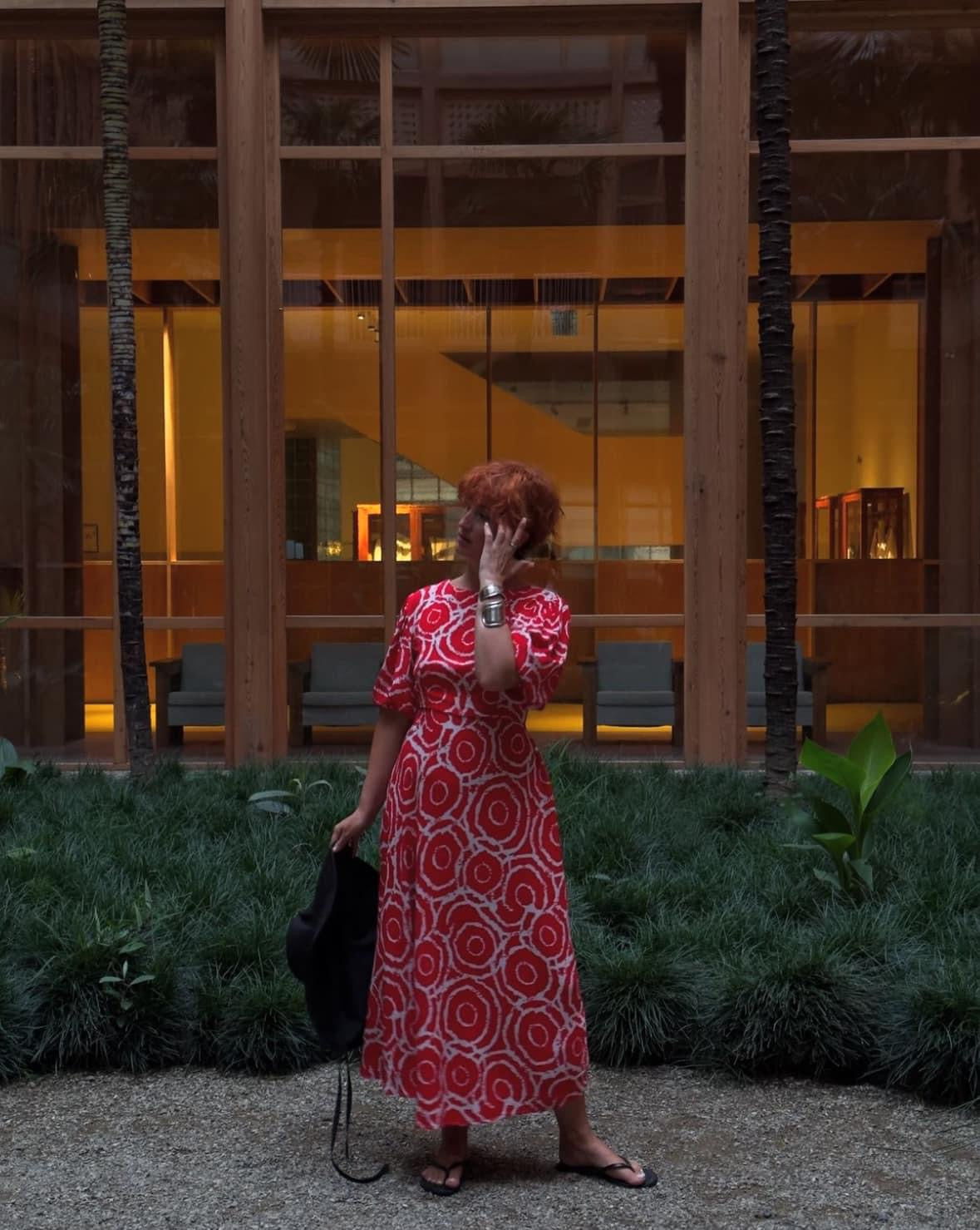 ტილოს კაბა ორნამენტებით