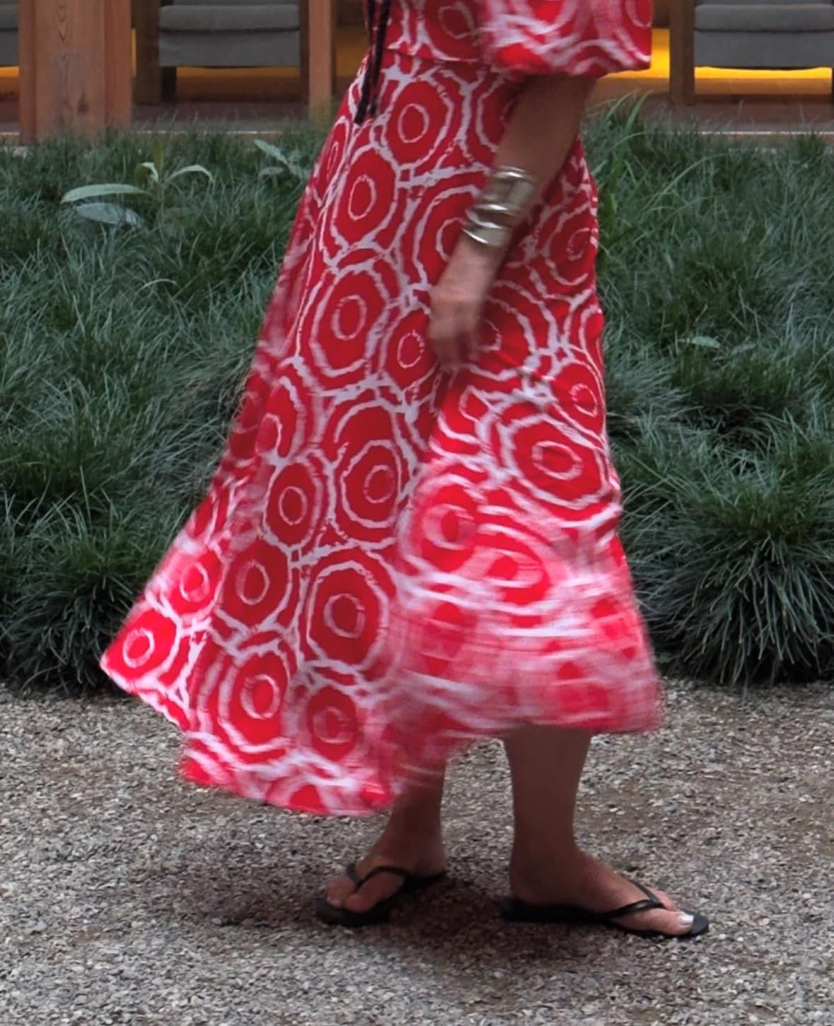 ტილოს კაბა ორნამენტებით