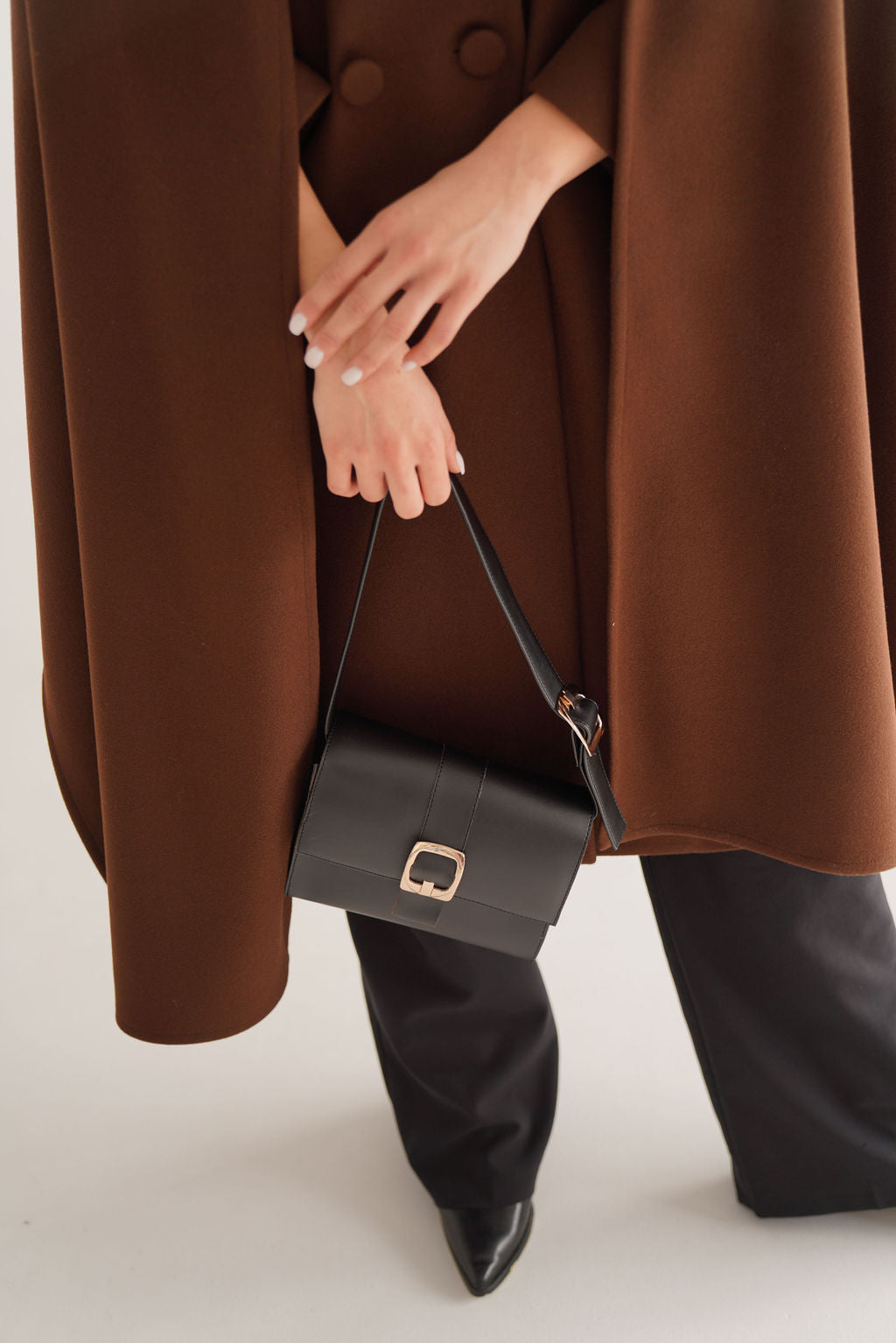 ჩანთა ოქროსფერი მეტალის დეტალებით