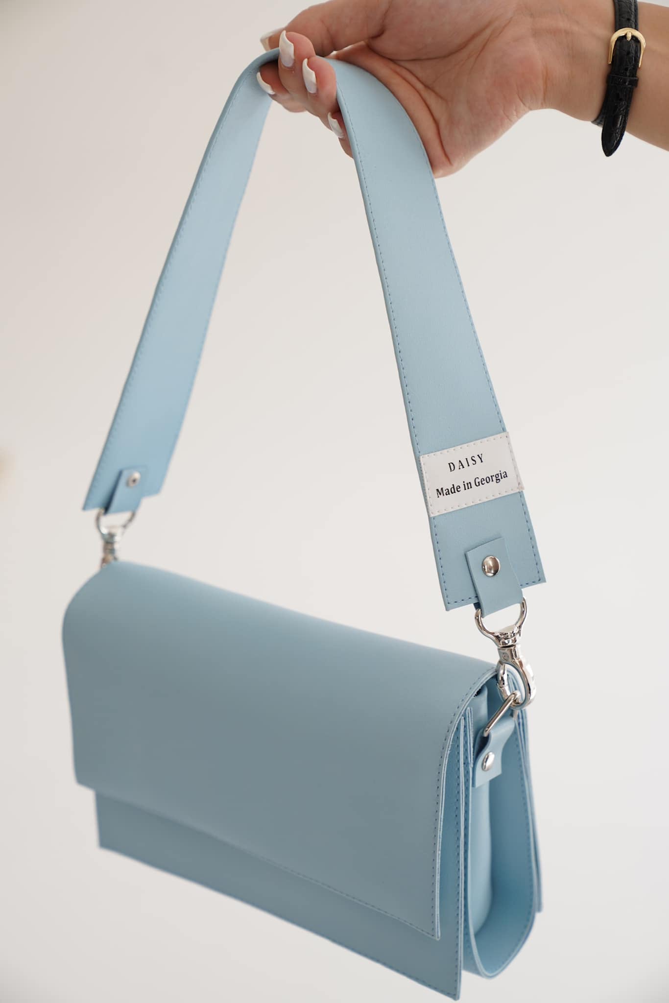 ცისფერი ტყავის ჩანთა