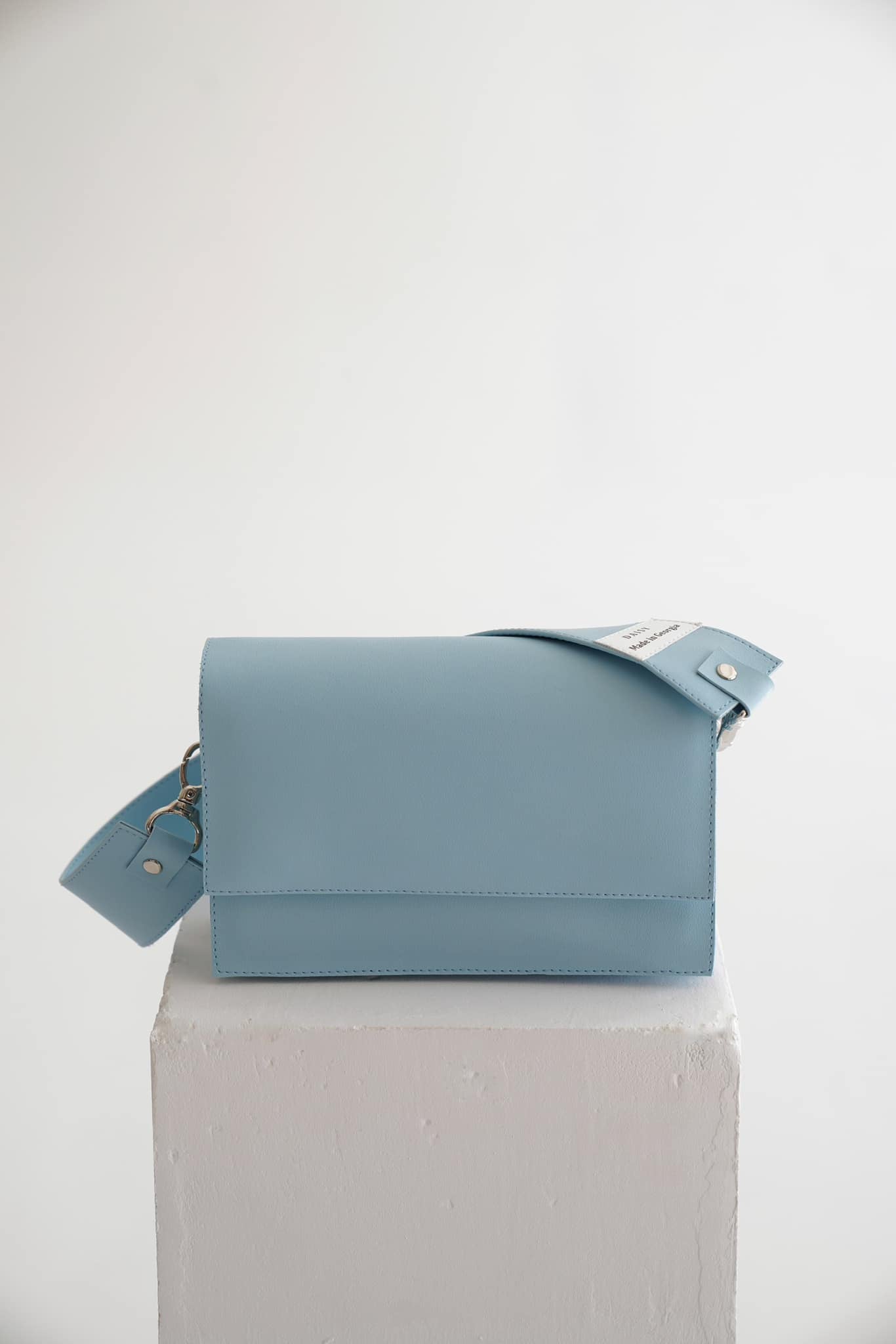 ცისფერი ტყავის ჩანთა