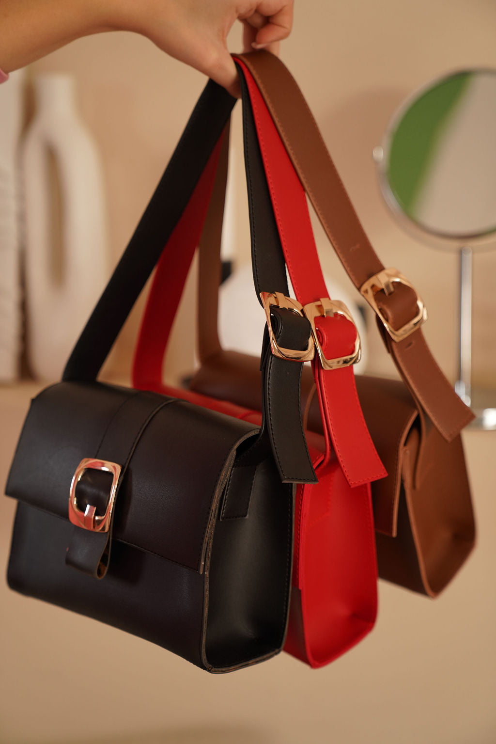 ჩანთა ოქროსფერი მეტალის დეტალებით