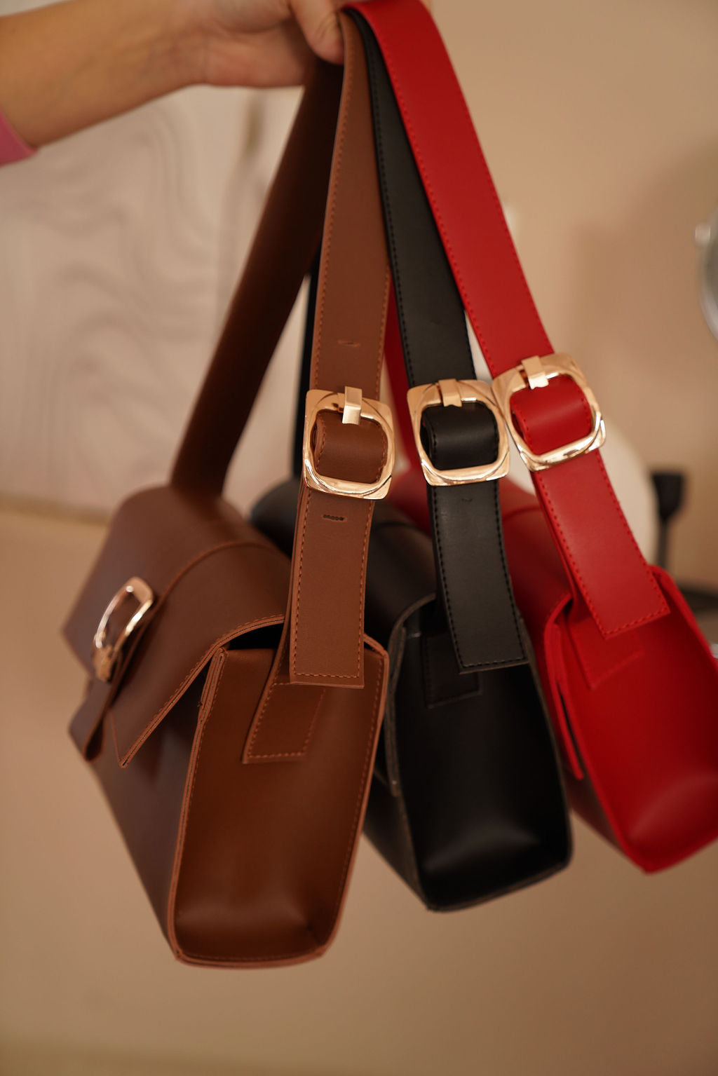 ჩანთა ოქროსფერი მეტალის დეტალებით