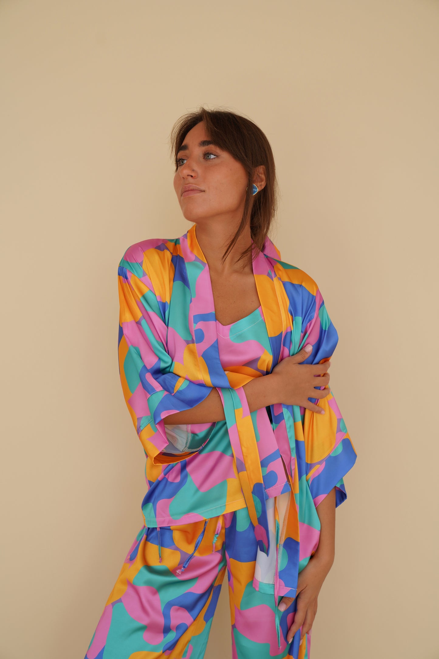 აბრეშუმის საღამური ფერადი ორნამენტებით