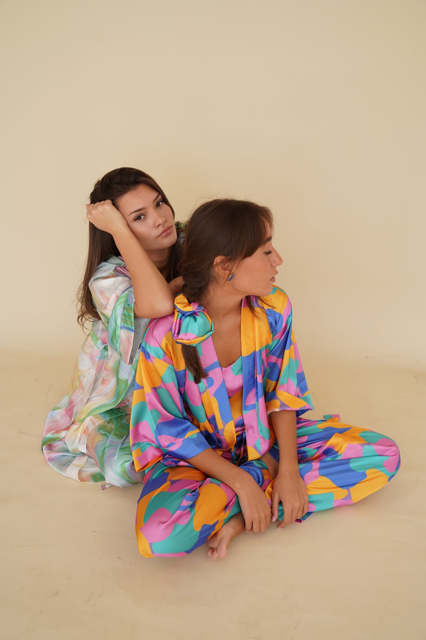 აბრეშუმის საღამური ფერადი ორნამენტებით