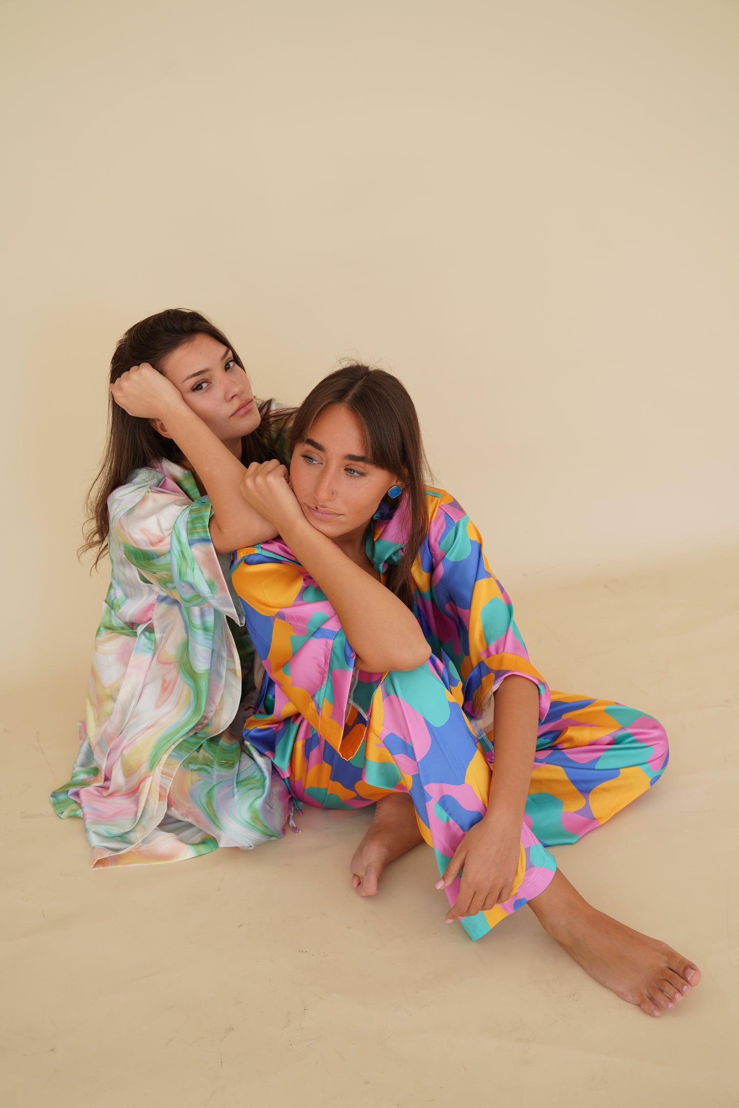 აბრეშუმის საღამური ფერადი ორნამენტებით