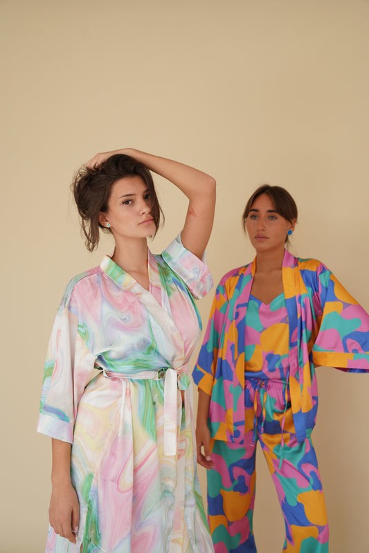 აბრეშუმის საღამური ფერადი ორნამენტებით