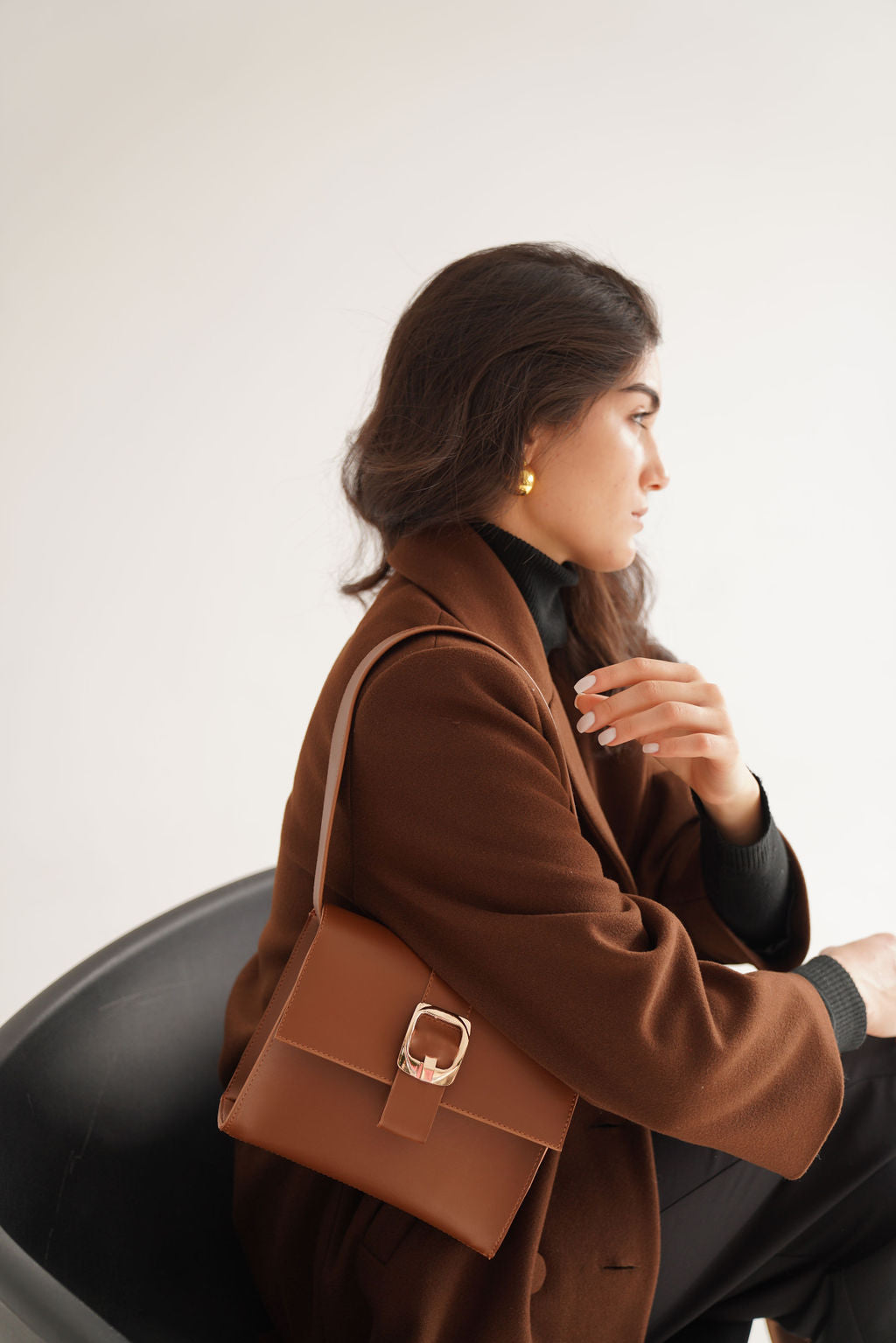 ჩანთა ოქროსფერი მეტალის დეტალებით