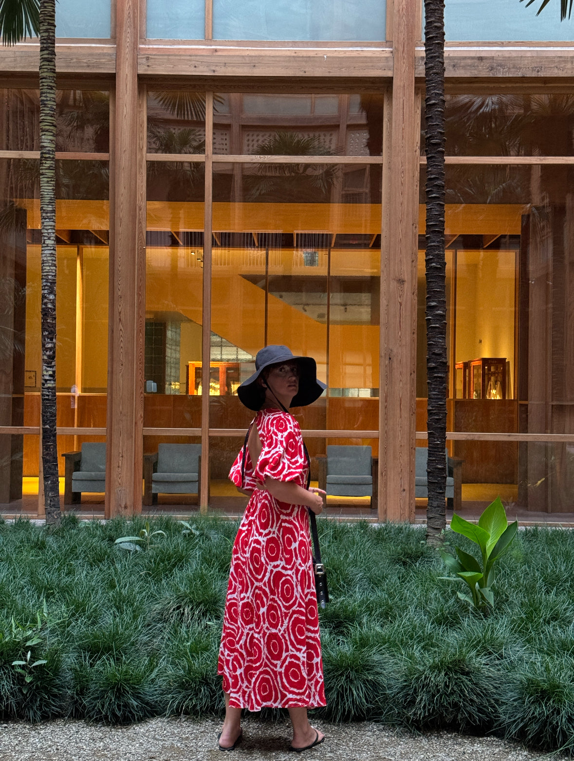 ტილოს კაბა ორნამენტებით