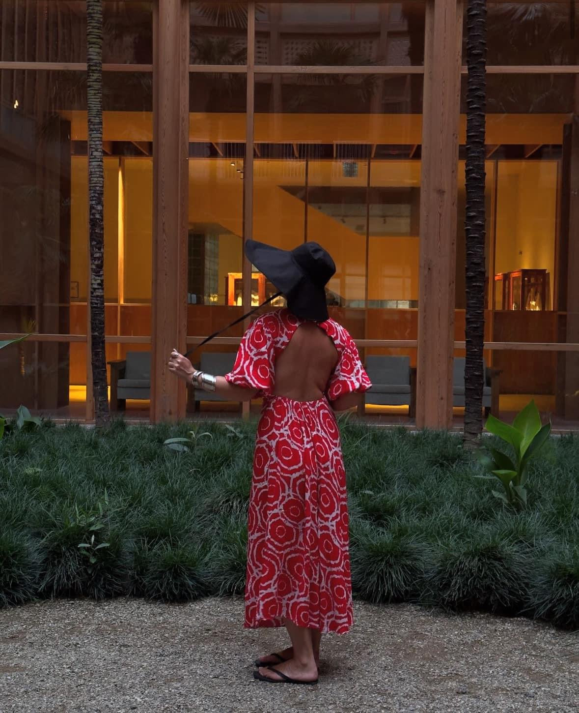 ტილოს კაბა ორნამენტებით